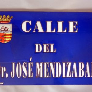 Placa de Calle Azul con Letra Blanca y Escudo